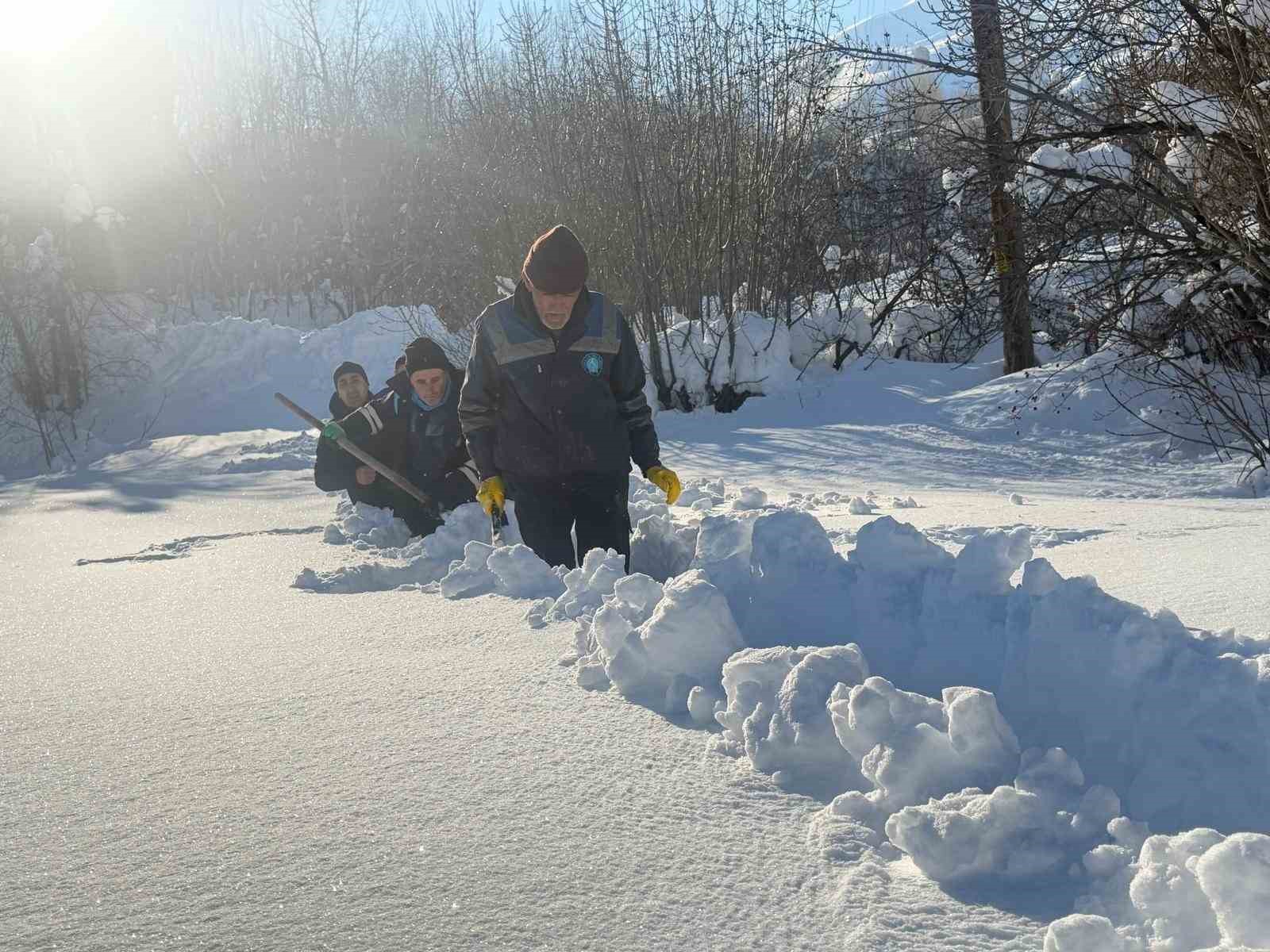 Hakkari su arıza ekibi 1,5 metre karı aşarak arızaya ulaştı