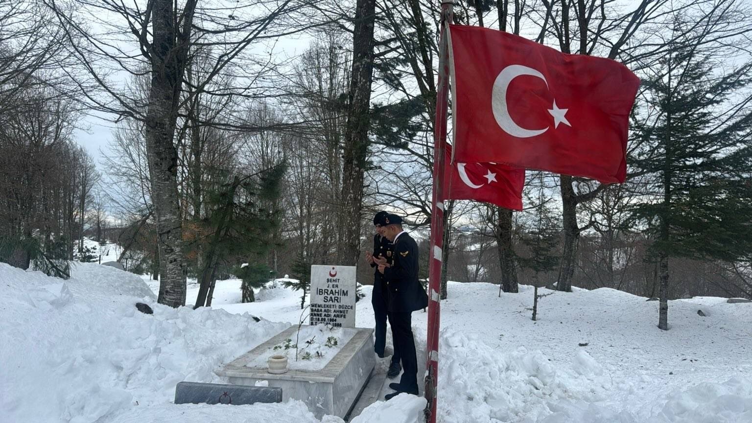 Düzce’de jandarma personeli şehitleri kabirleri başında andı