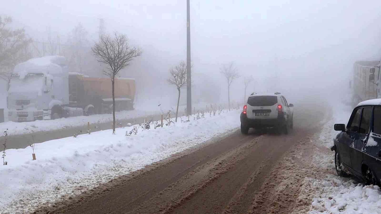 Yoğun sis Besni’yi etkisi altına aldı