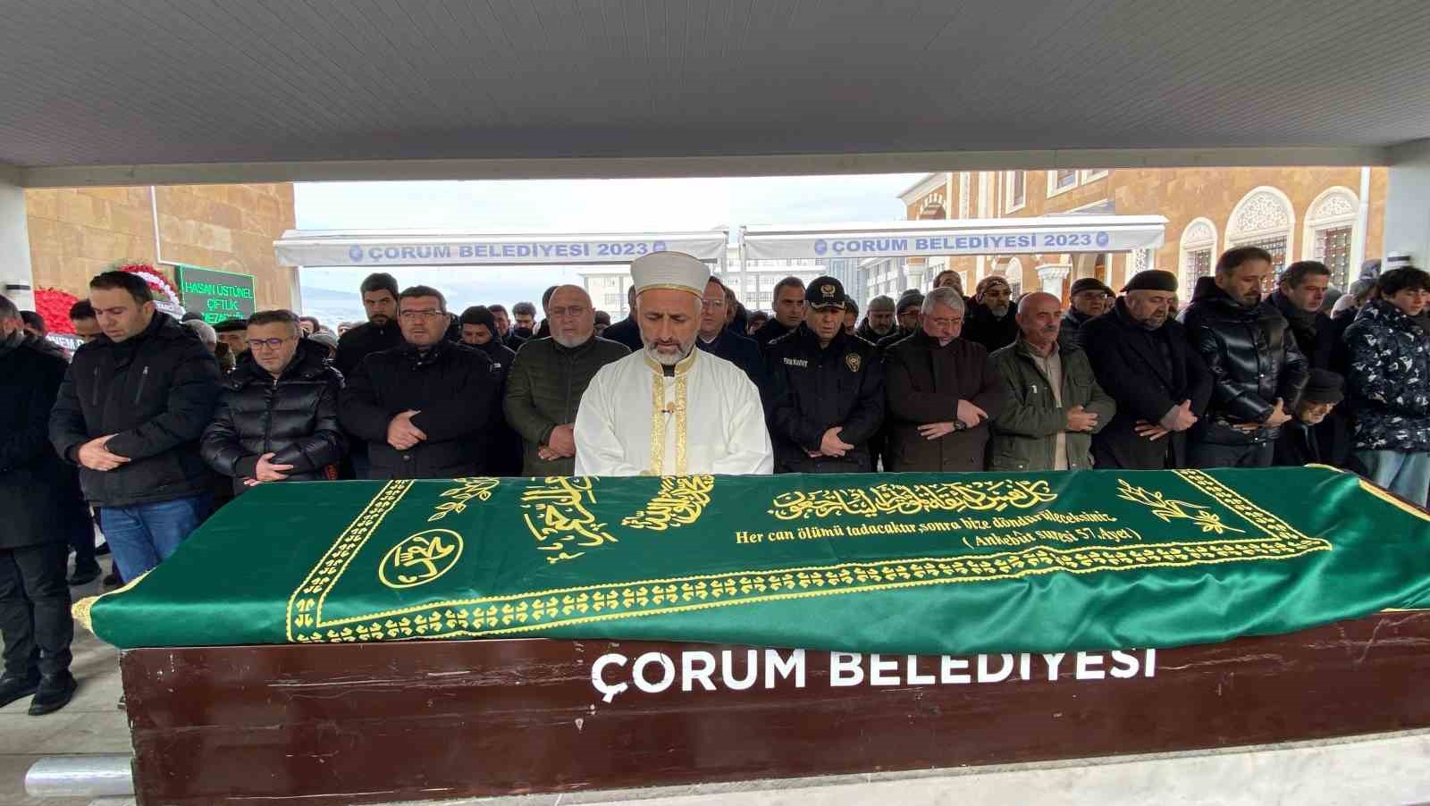 Gazeteci Cüneyt Özdemir’in annesi Çorum’da toprağa verildi