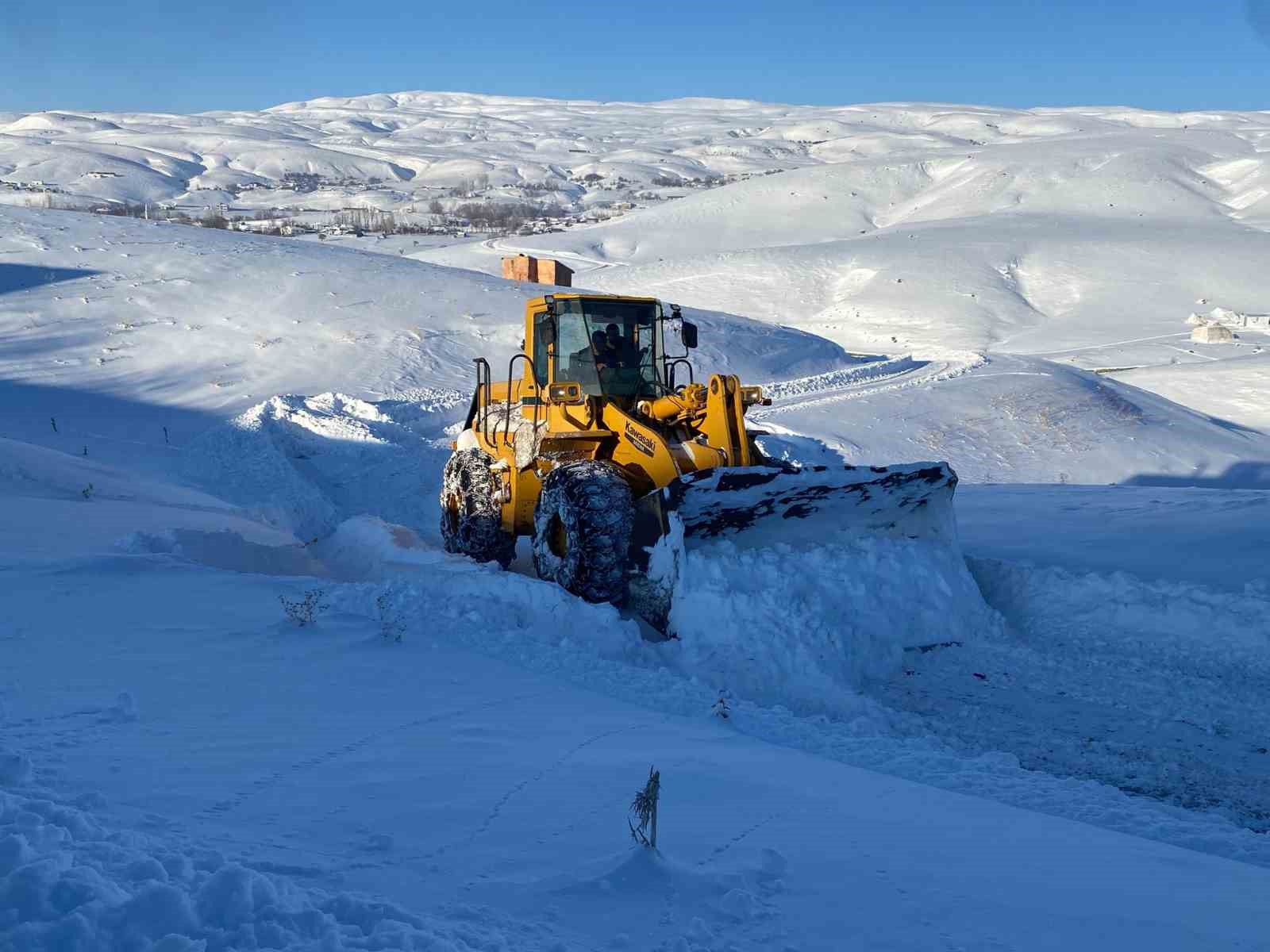 Bingöl’de yoğun kar yağışı sonrası köy yollarında çalışmalar devam ediyor