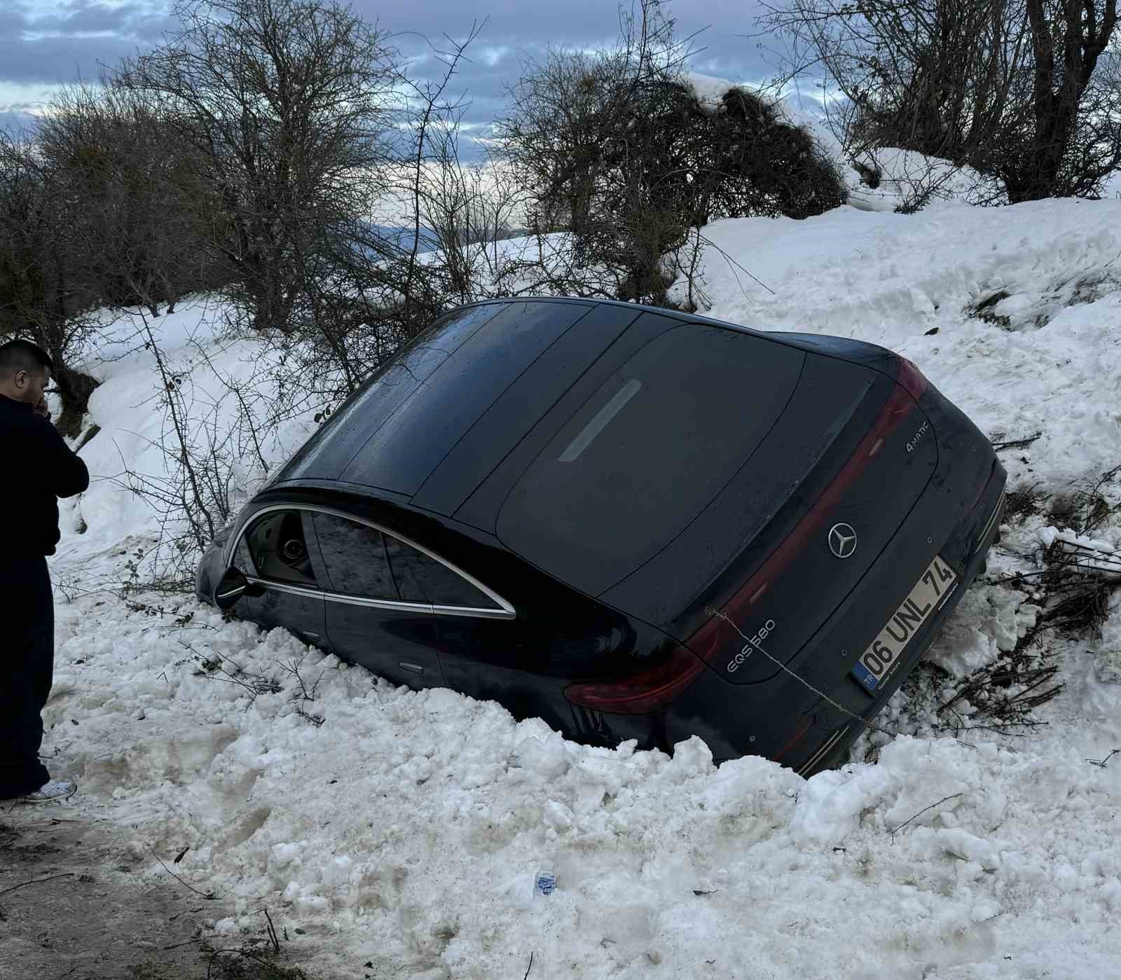 Kartalkaya yolunda lüks araç kara saplandı