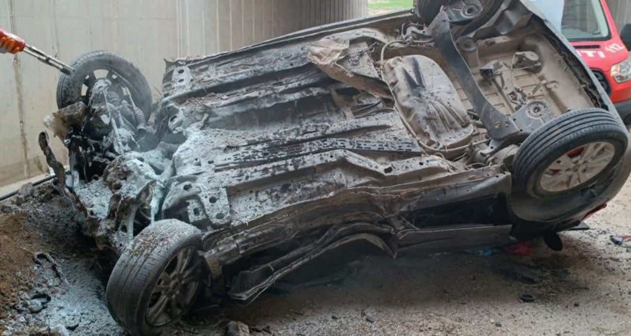 Araç otoyol köprüsünden düştü:  2 ölü, 3 yaralı