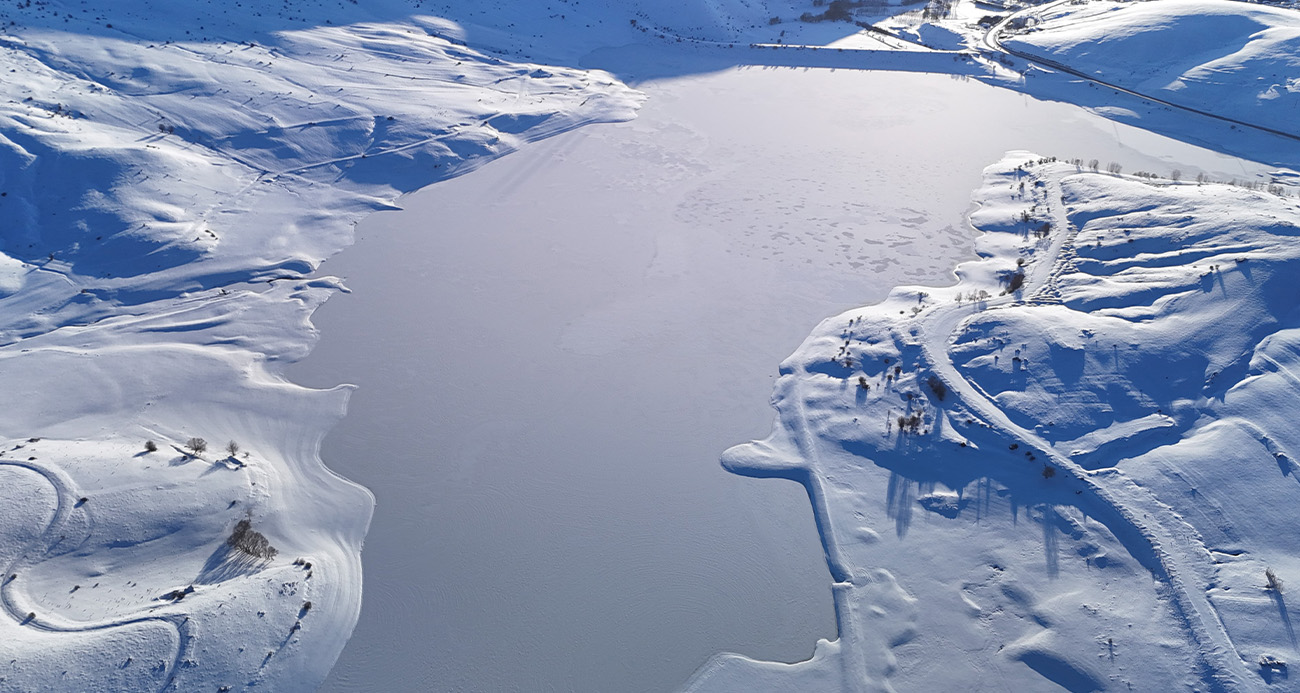 Yıldız Göleti tamamen dondu, ortaya kartpostallık görüntüler çıktı