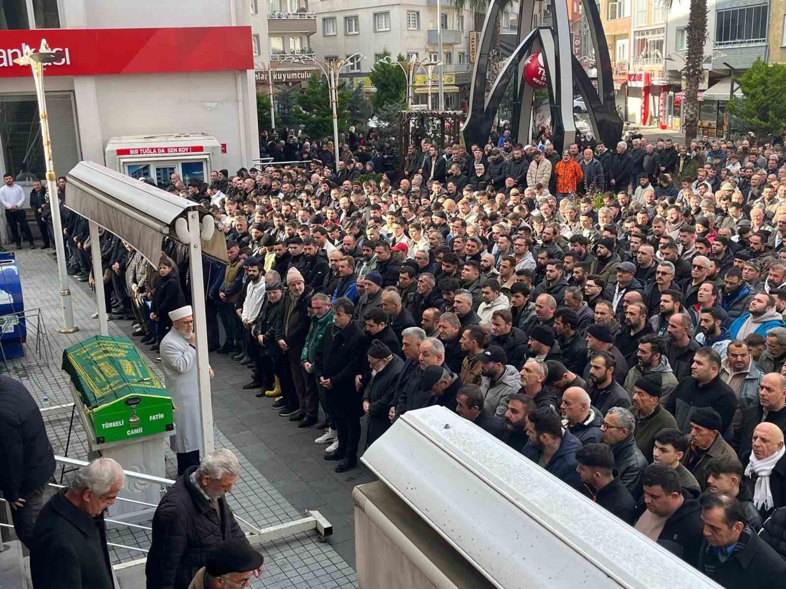 Trafik kazasında hayatını kaybeden muhtar, son yolculuğuna uğurlandı