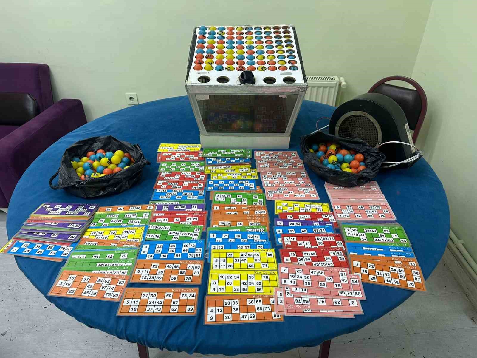 Kumar oynatılan mekana kapıyı ikiye bölerek giren polis, çatıdan kaçmaya çalışanları yakaladı