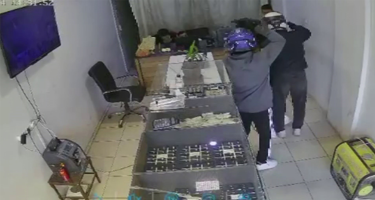 Silahlı 2 hırsız, 3 dakika içerisinde kuyumcuyu soydu... Korku dolu anlar kamerada