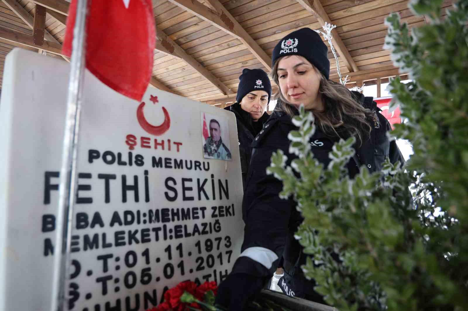 Şehit Fethi Sekin kabri başında anıldı