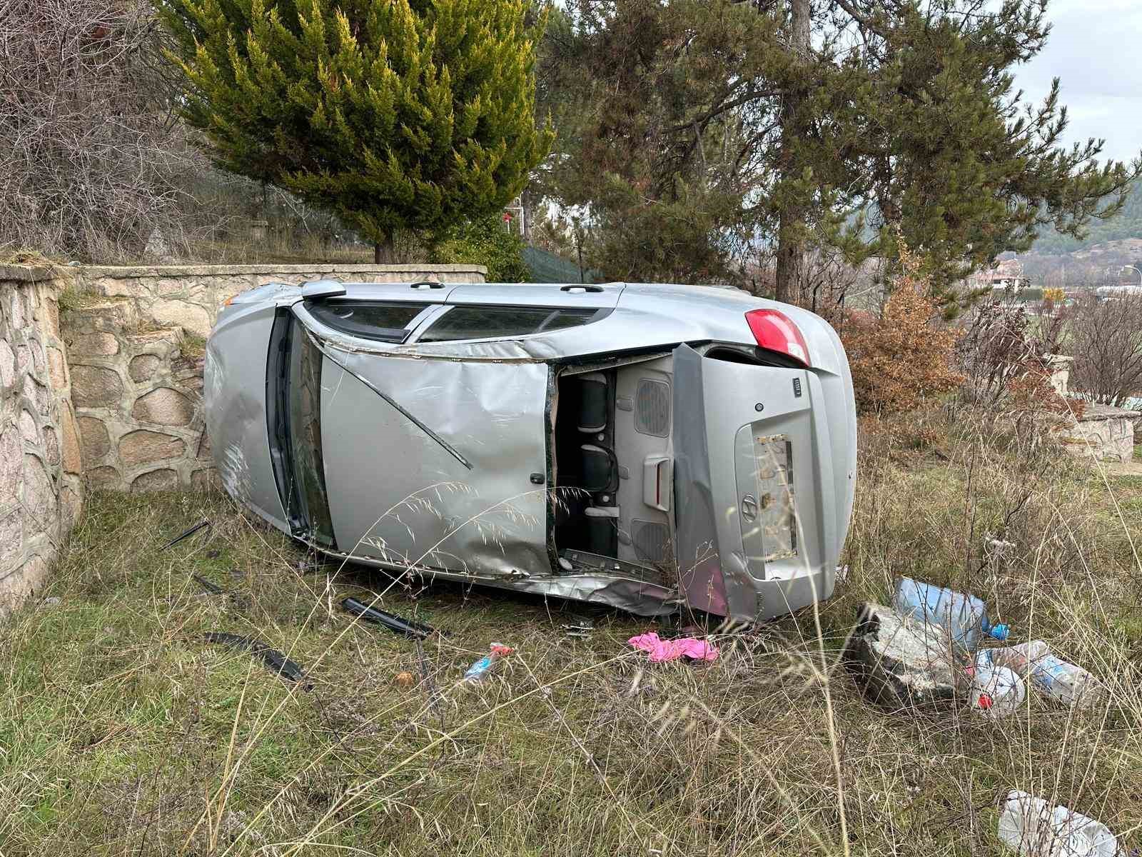 Uşak’ta kontrolden çıkan otomobil bahçeye devrildi: 1 yaralı