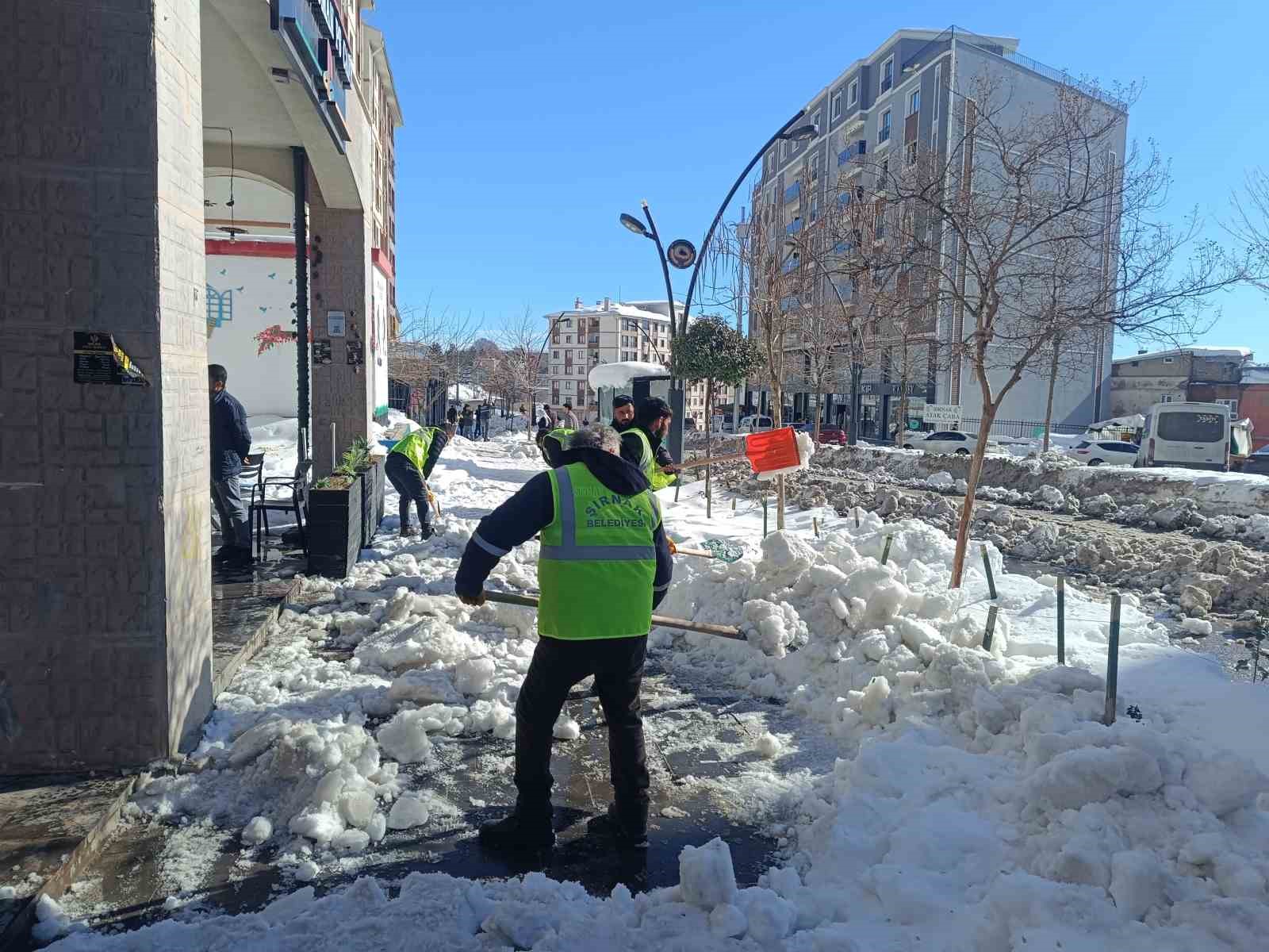 Şırnak’ta kar seferberliği: Kaldırımlar küreklerle temizlendi