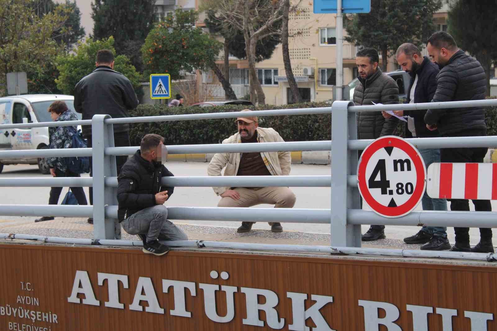 Çocuğunu görmek için alt geçidin üstüne çıkan şahıs ikna edildi