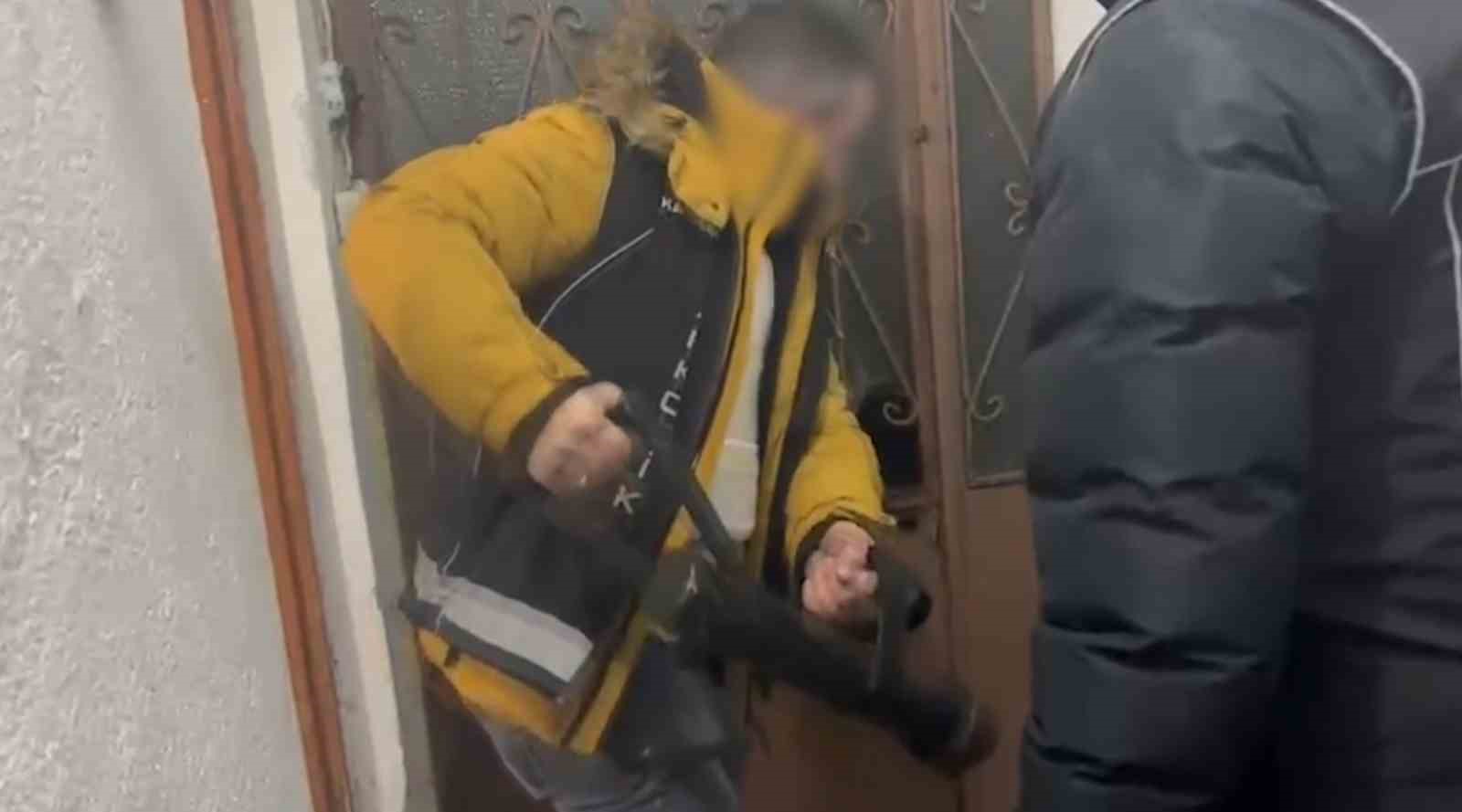 Uyuşturucudan aranan şahıs sığınakta yakalandı