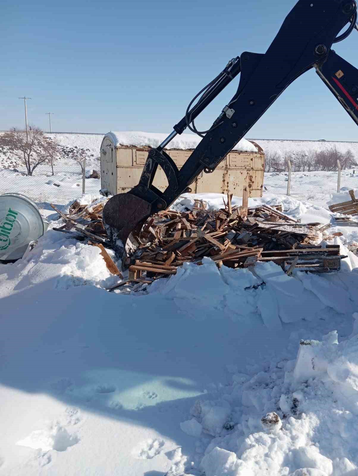 Eğil Belediyesi ekipleri okul için odun ve palet kırdı