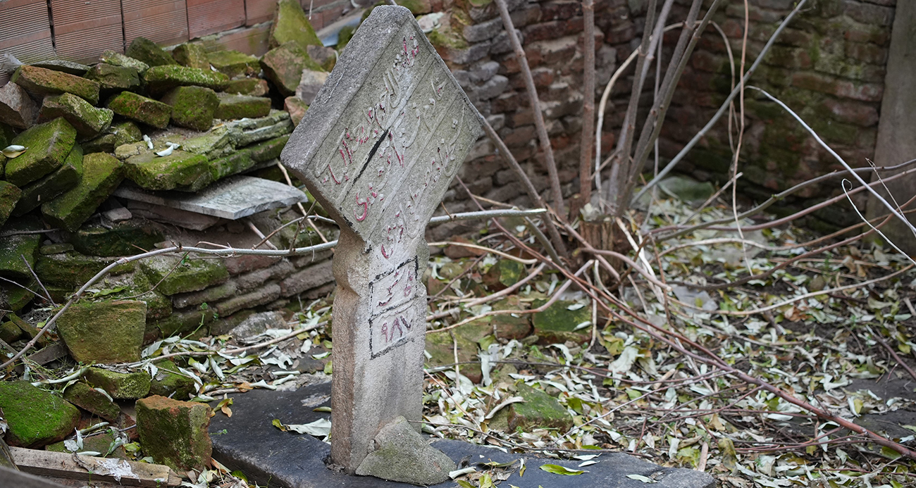 Edirne’de ilginç manzara: Osmanlı dönemi kabri apartman bahçesinde kaldı