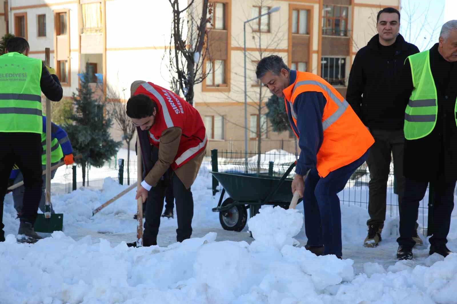 Şırnak’ta kar temizliğinde araç engeli