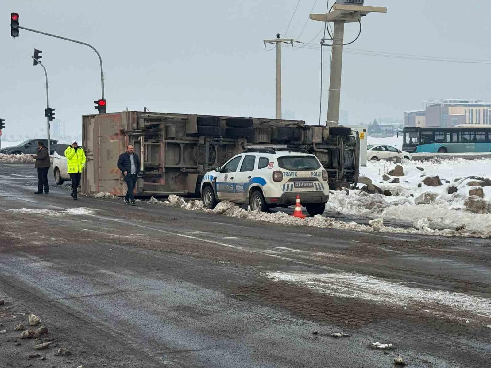 Seyir halindeki tır kayganlaşan yolda devrildi