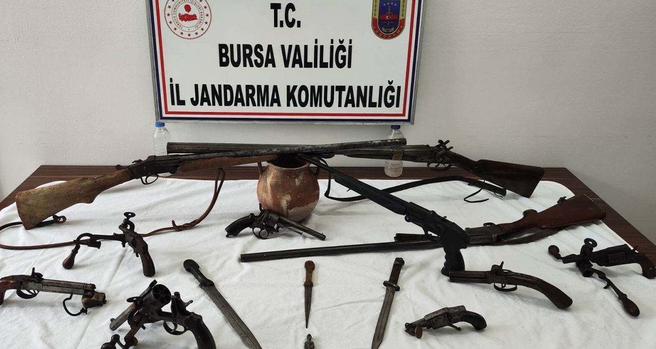 Bursa’da tarihi eser operasyonu: Çok sayıda silah ve obje ele geçirildi