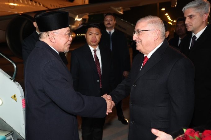 Bakan Güler, Türkiye’ye gelen Malezya Başbakanı İbrahim’i havaalanında karşıladı