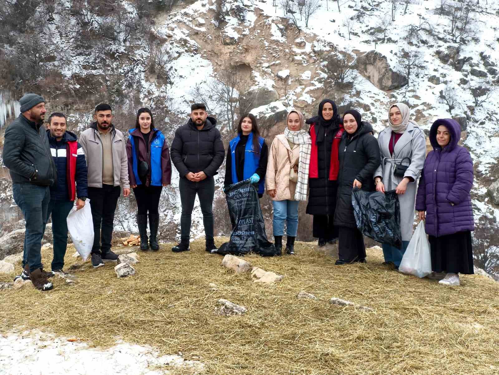 Tunceli’de soğuk kışa sıcak dokunuş: Gençler yaban hayatı için seferber oldu