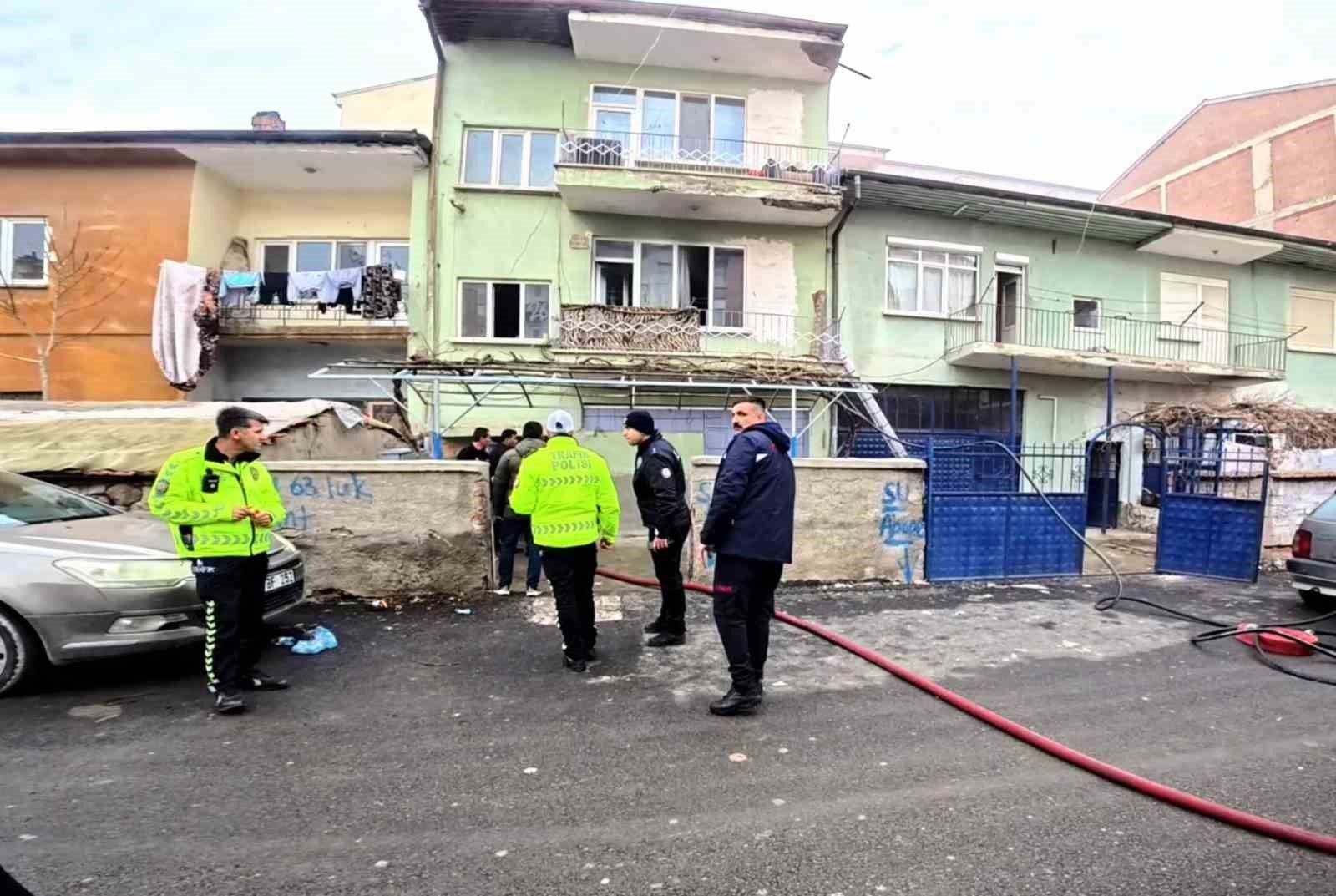 Aksaray’da 2 katlı binada yangın: 5 kişi dumandan etkilendi