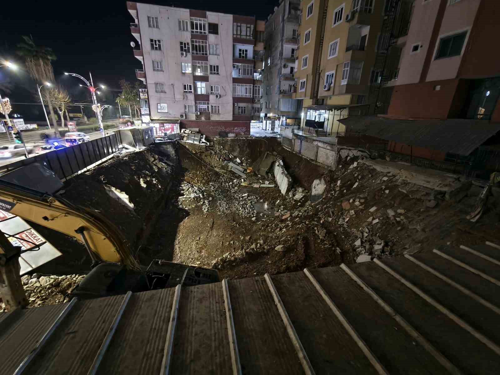 İstinat duvarı çöken binadaki vatandaşlar tahliye edildi