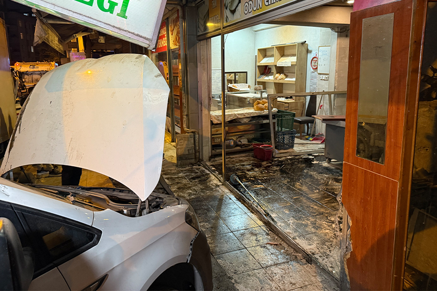 Bahçelievler’de kamyonun çarptığı araç fırına girdi, o anlar kamerada