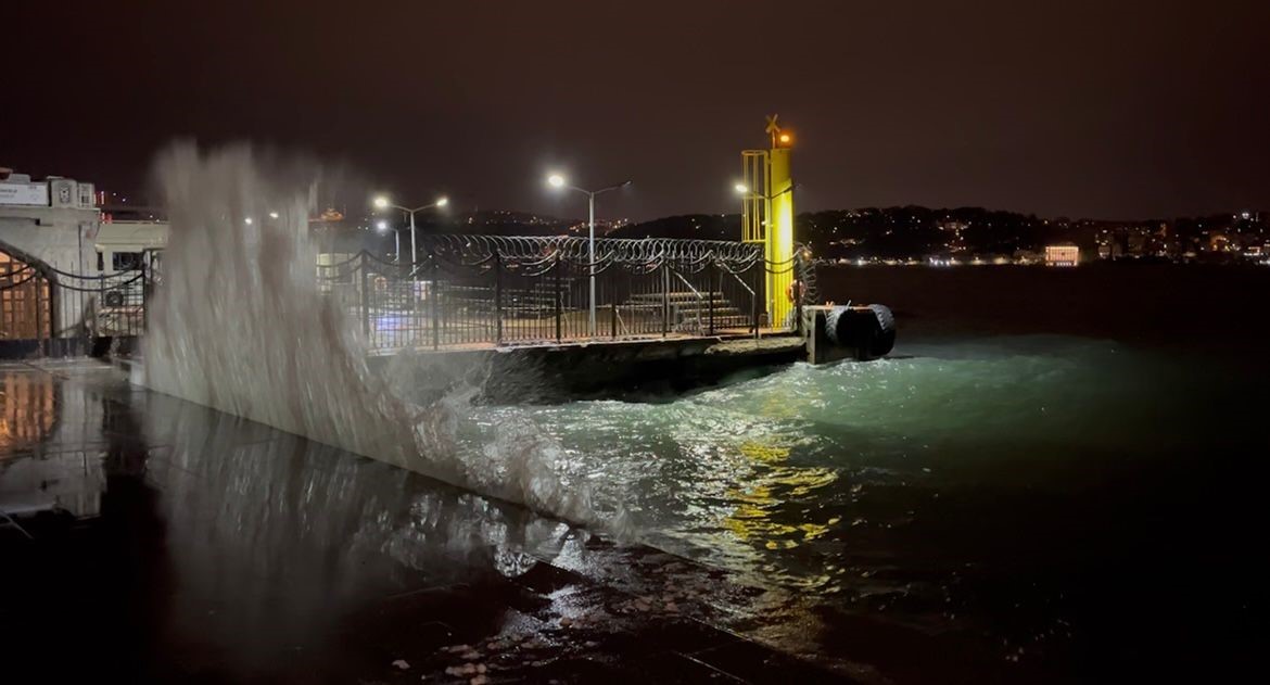İstanbul’da sabah saatlerinde kuvvetli rüzgar etkili oldu