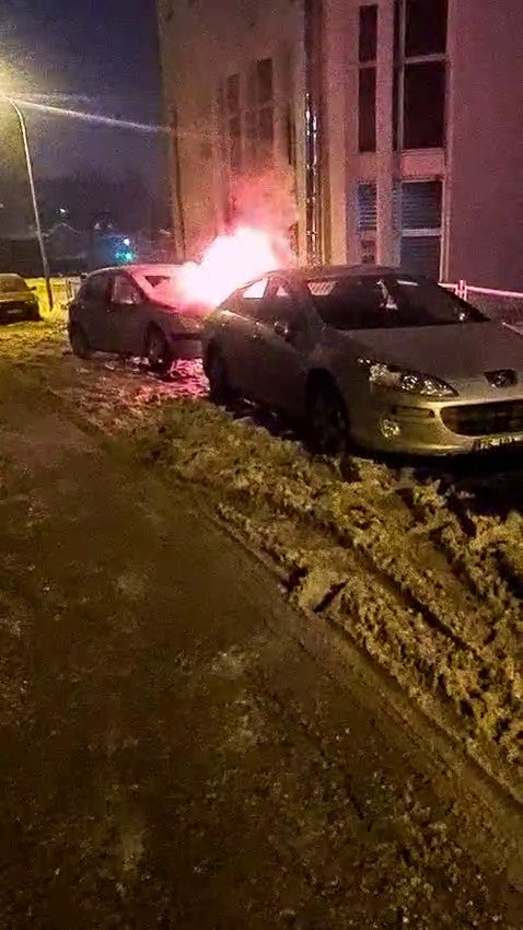 Yakutiye’de park halindeki araç alev alev yandı