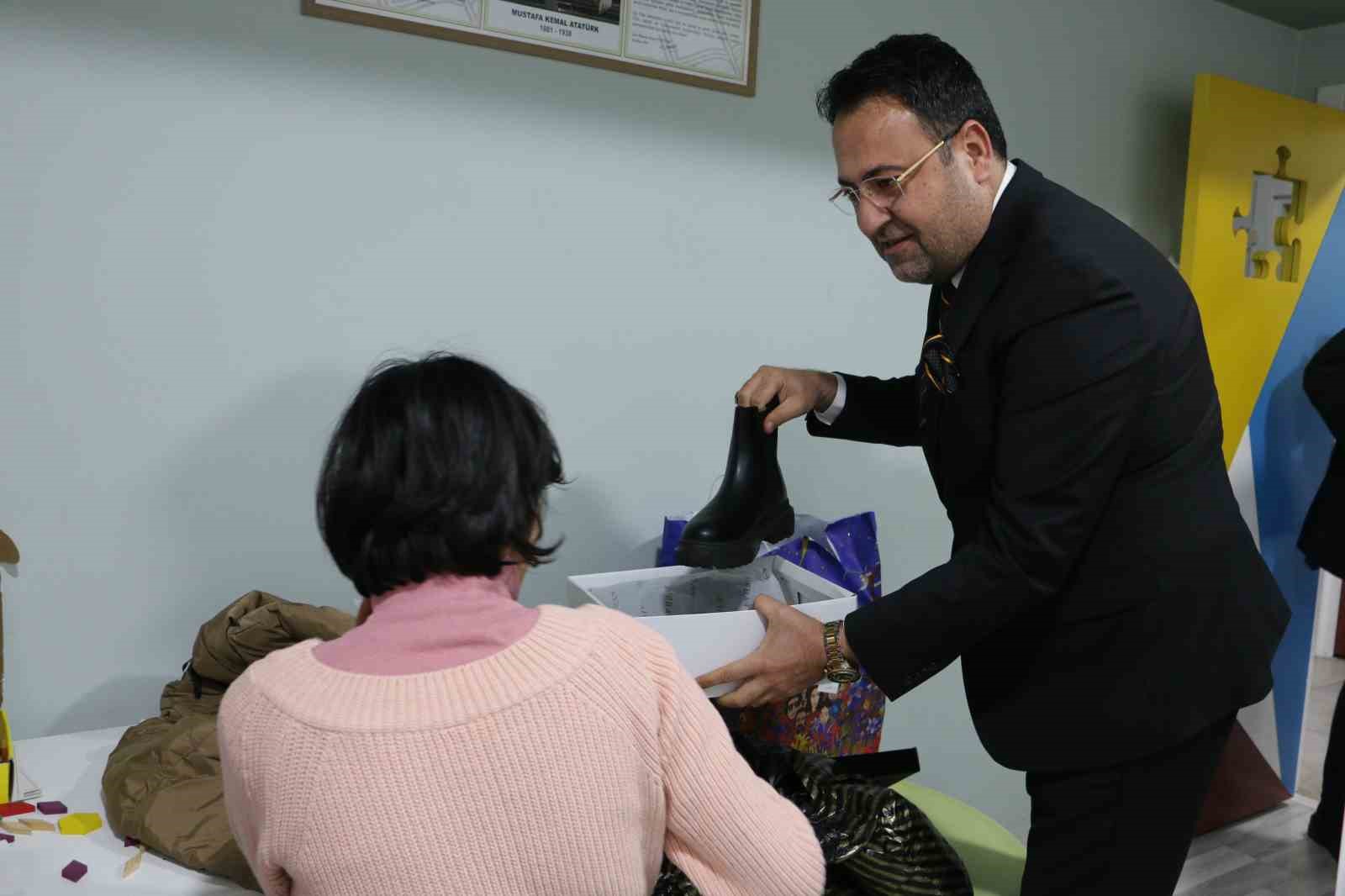 Erdemliler Hareketi Derneği, ihtiyaç sahibi çocuklara mont ve bot desteğinde bulundu