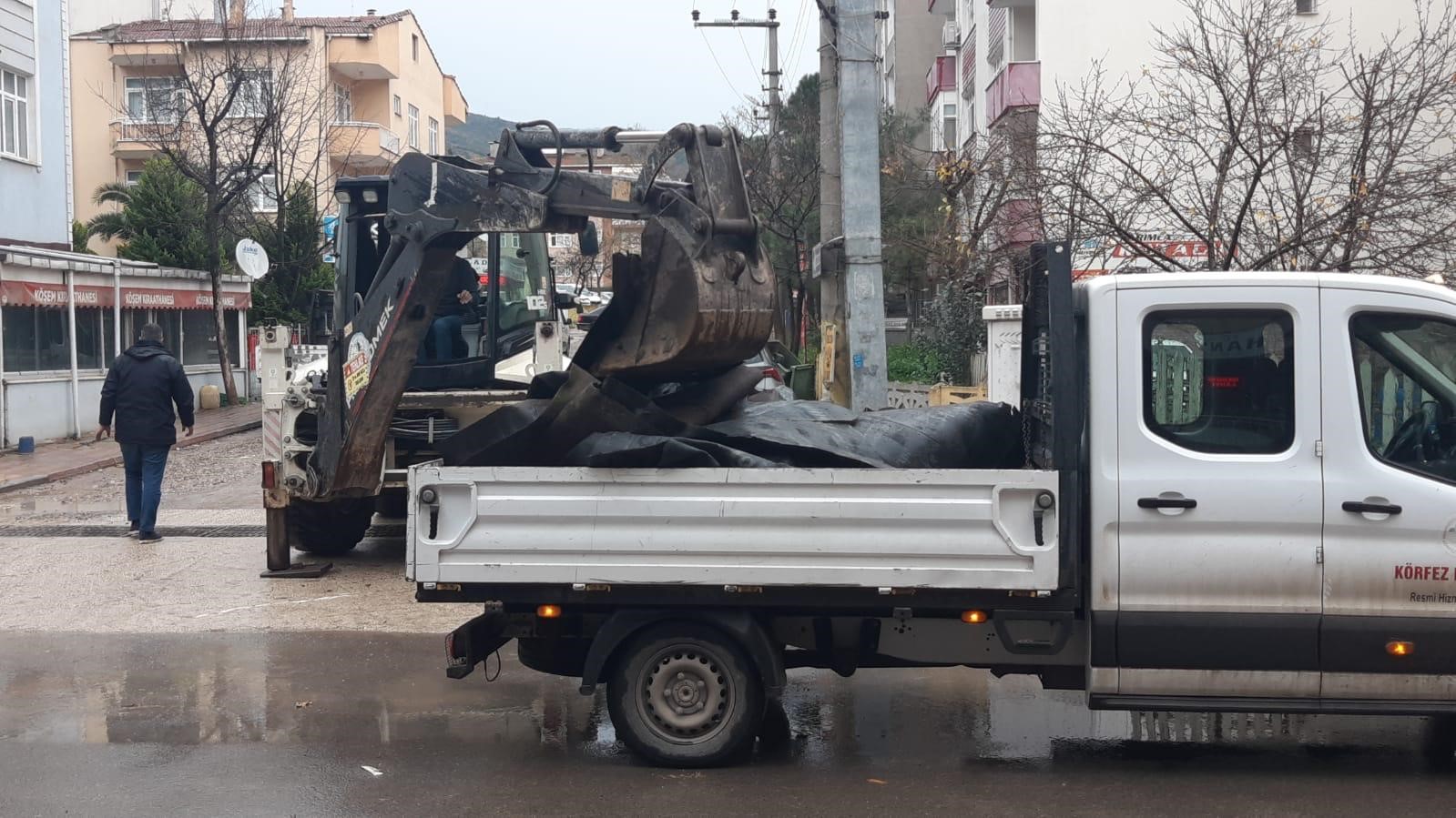 Körfez’de şiddetli fırtınada çatılar uçtu, araçlar hasar gördü