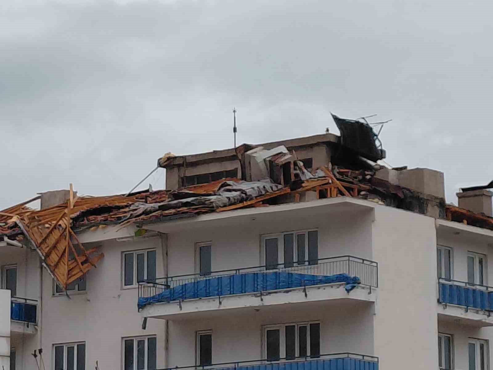 Fırtına ilçe emniyet amirliğinin çatısını uçurdu