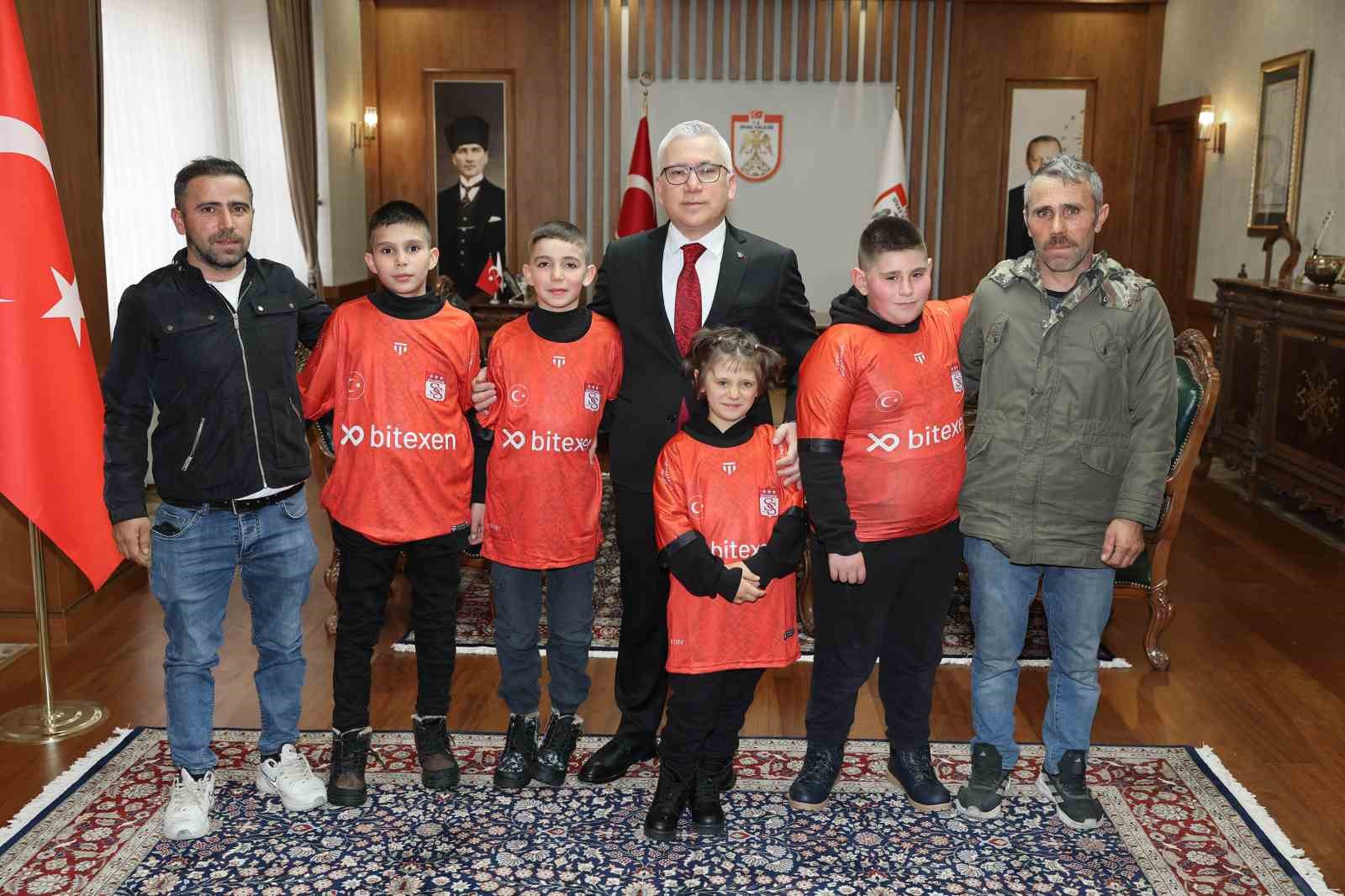 Vali Şimşek, kardan ‘Kız Kulesi’ yapan amca ve yeğenleri makamında ağırladı