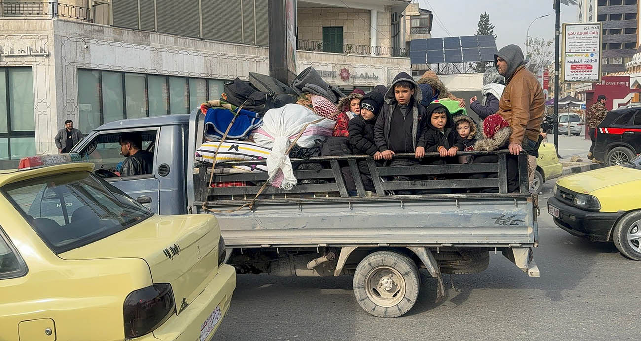 Halep’te siviller bombaların altında tahliye ediliyor