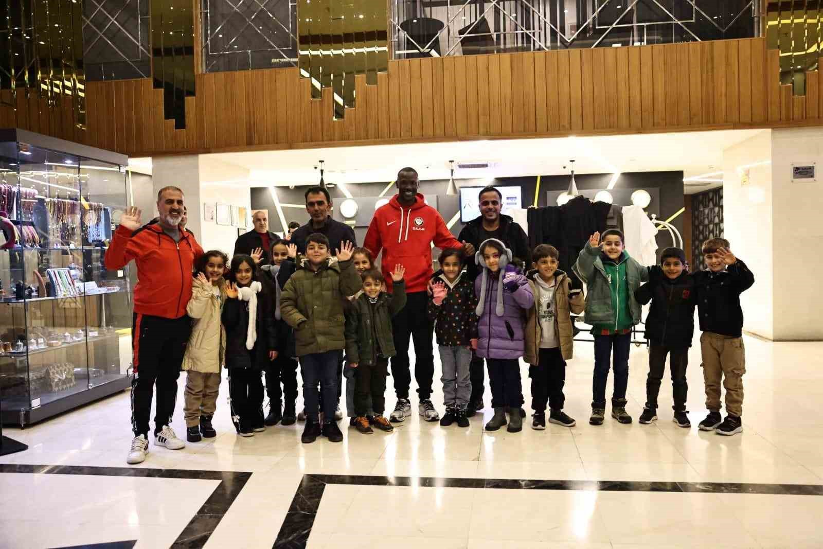 Senegalli futbolcu Mame Thiam, Dicle’de yenilettiği köy okulunun öğrencileriyle buluştu