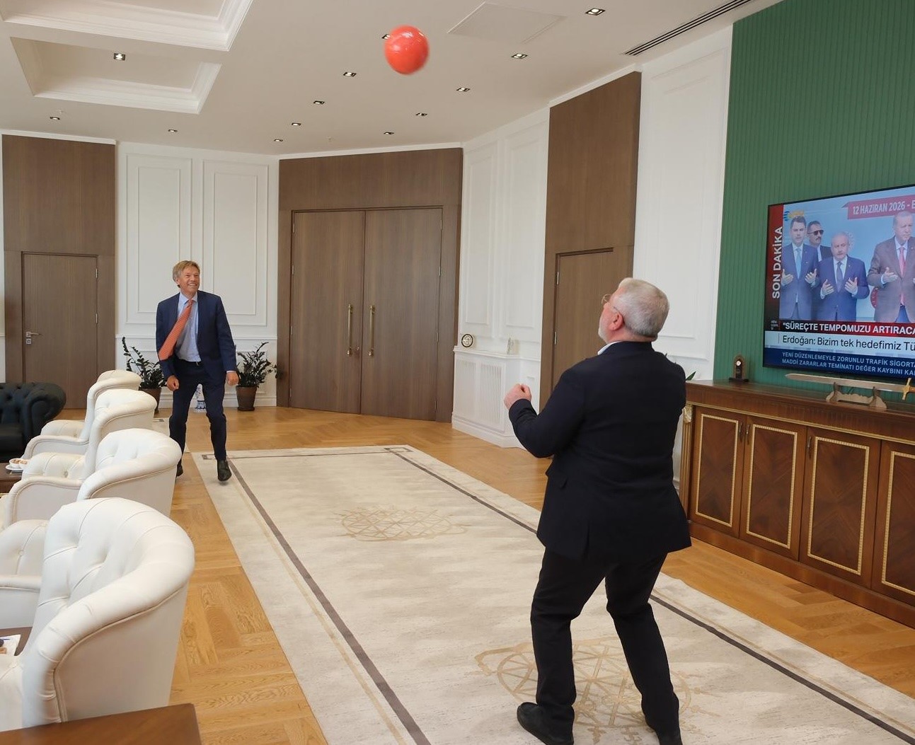 hollanda-ankara-buyukelcisi-joep-wijnands-belediye-baskani-asgin-ile-makam-odasinda-futbol-oynadi