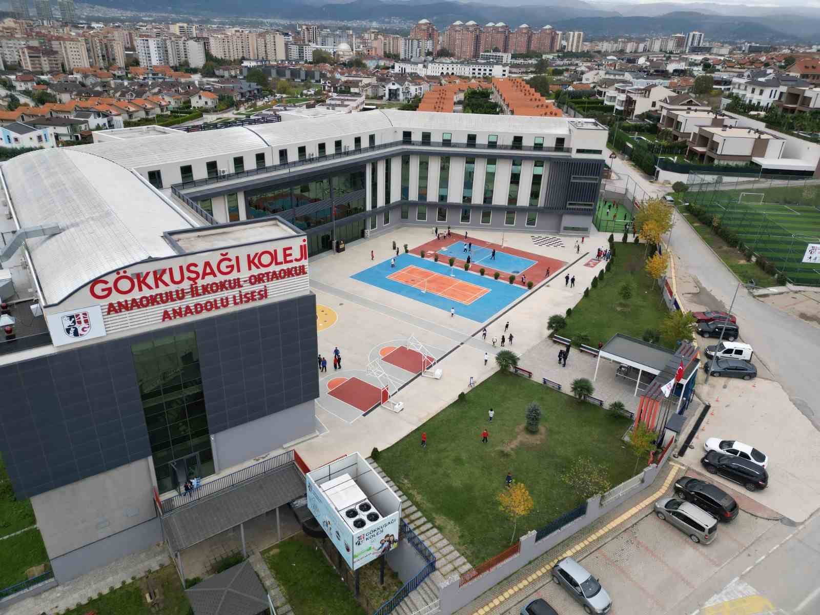 Gökkuşağı Koleji’nde çifte gurur