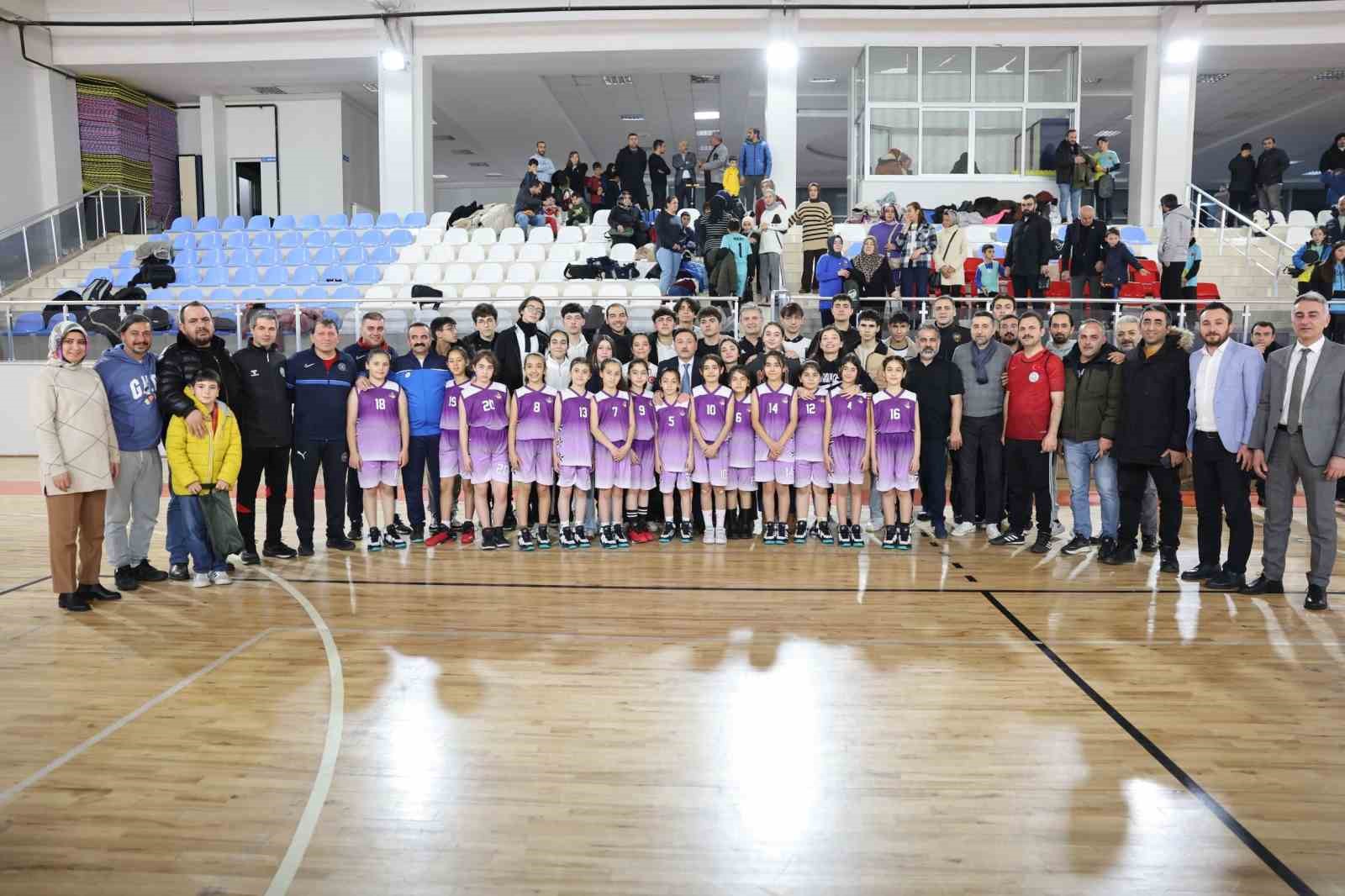 Şehir protokolü ile ERVA Sporcuları futbol maçında karşı karşıya geldi