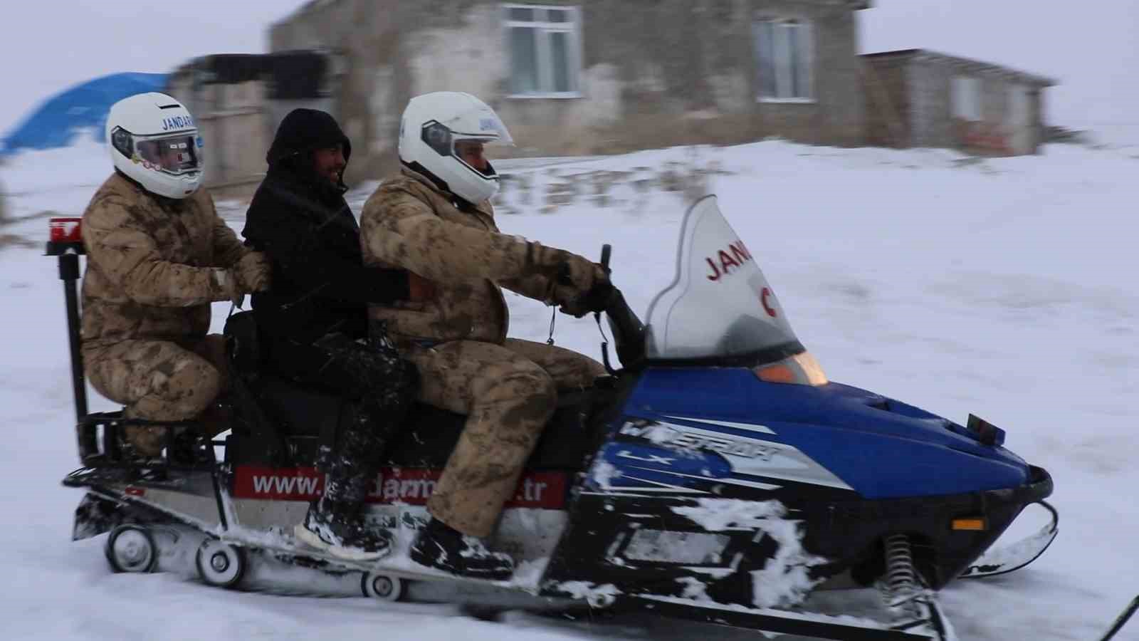 Bayburt’ta kar ve tipi nedeniyle hastaneye gidemeyen vatandaşa jandarma yetişti