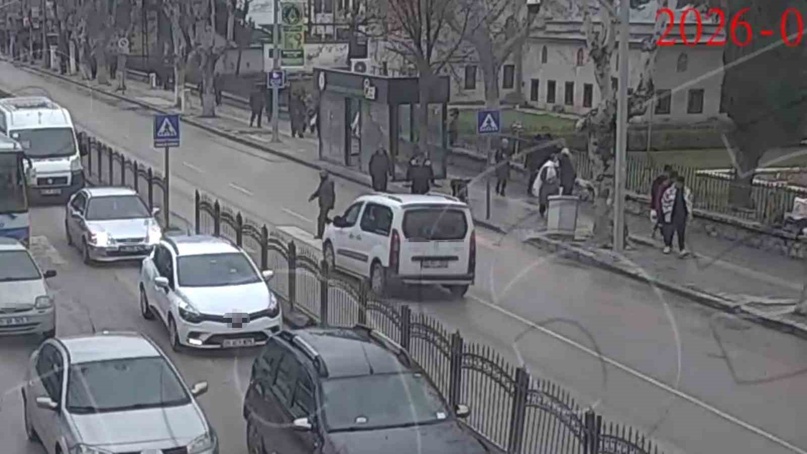 Yaya geçidinden geçerken araç çarptı