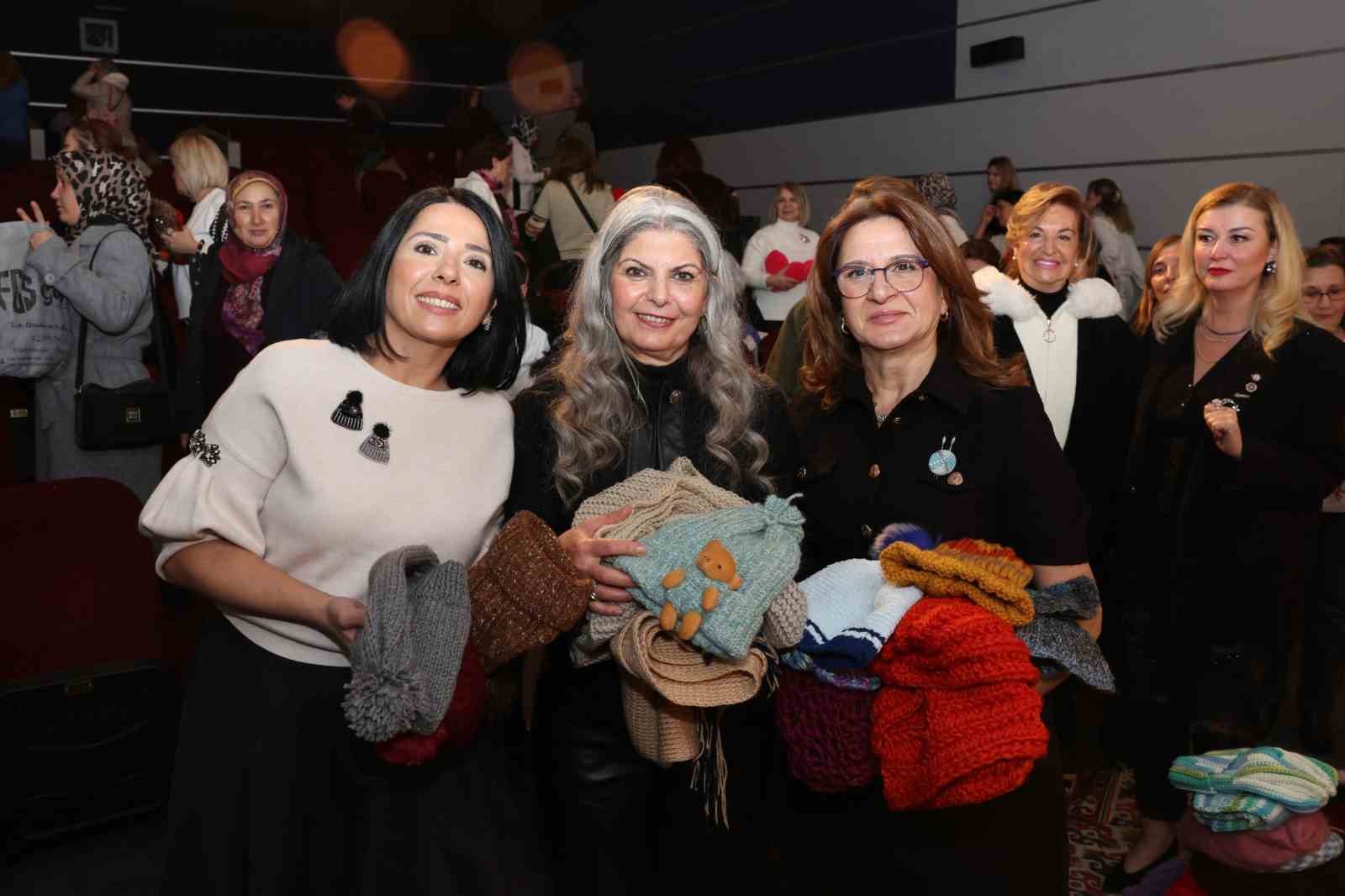 Bursa’da yüzlerce kadın aynı anda iyilik için ilmek attı