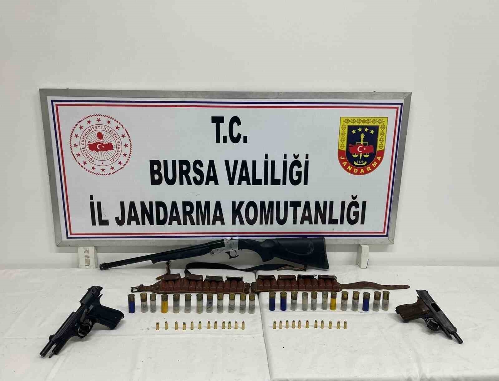 İznik’te şüphelinin evinden tabanca ve av tüfeği çıktı
