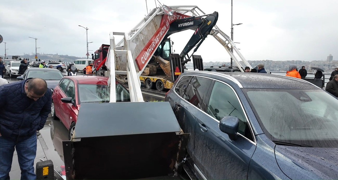 Üsküdar’da tırın üzerindeki ekskavatör tabelaya çarptı: 7 araç zarar gördü