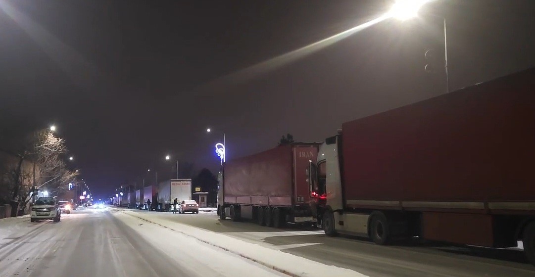 Erzincan-Sivas karayolu çığ nedeniyle bir süre ulaşıma kapandı