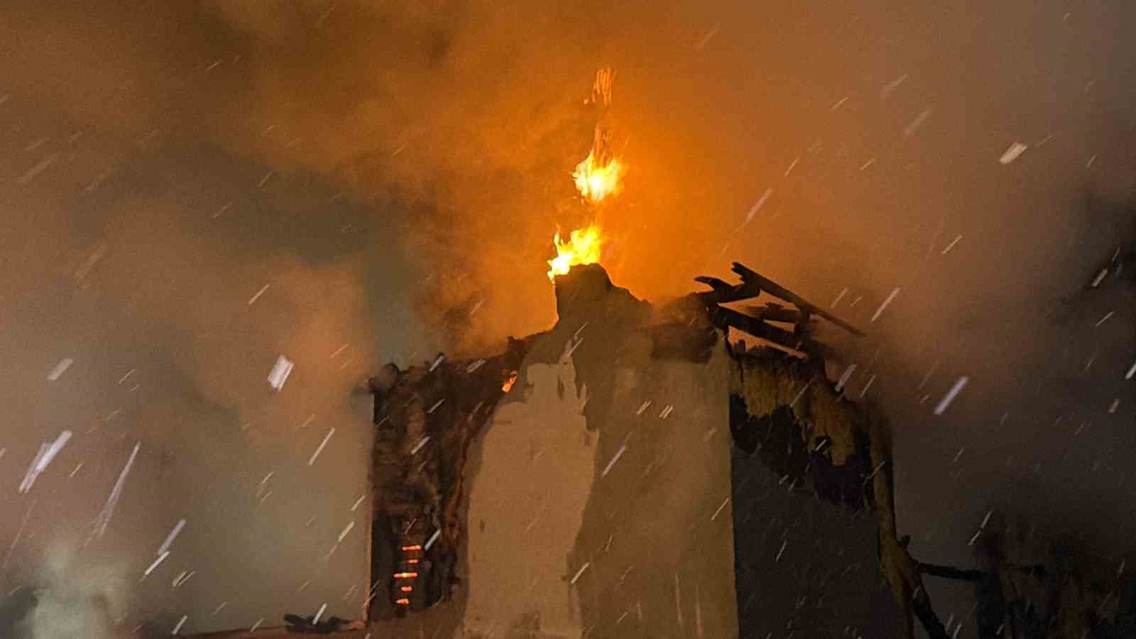 Polisin dikkati ahır ve evi yanmaktan kurtardı