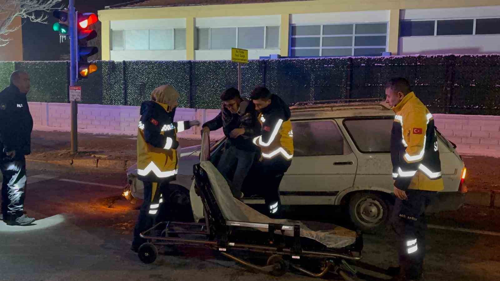 Refüje çarpan otomobilde sürücü yaralandı