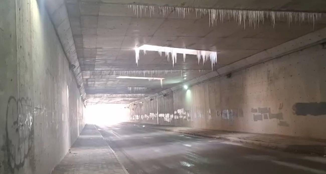 Altgeçitteki buz sarkıtları sürücüleri tedirgin etmeye devam ediyor