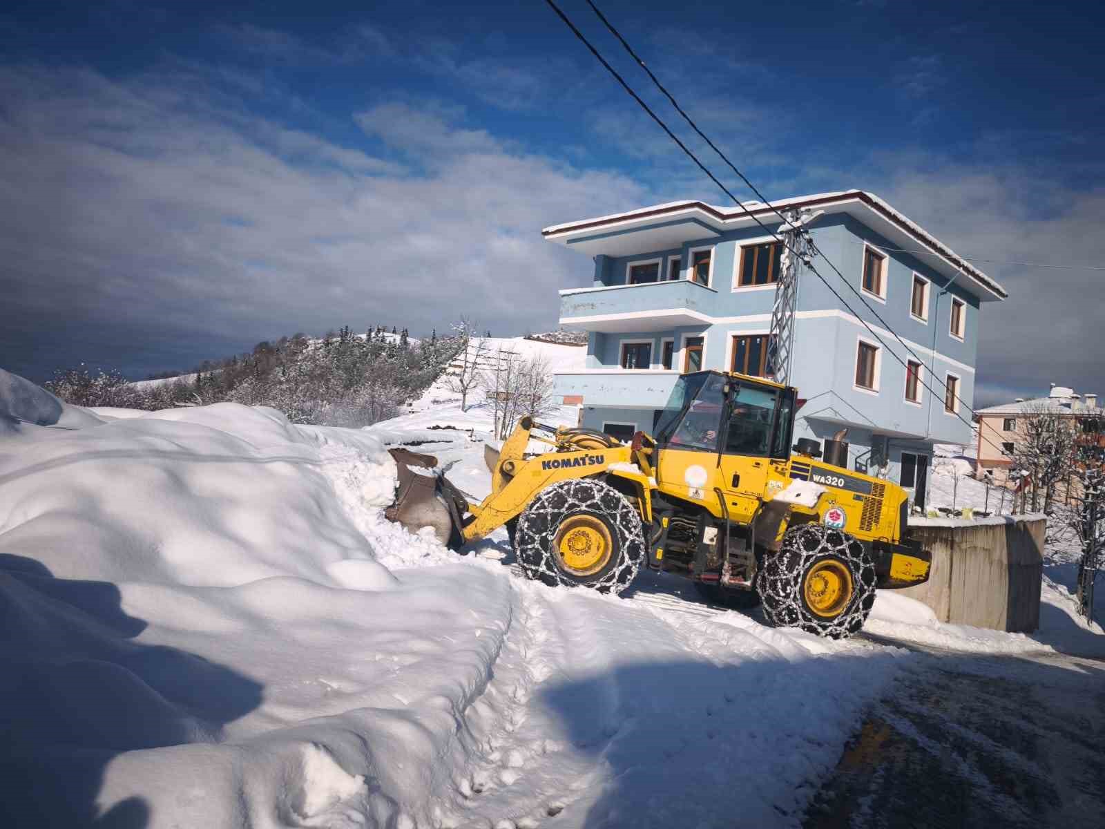 Trabzon’da karla mücadele çalışmaları sürüyor