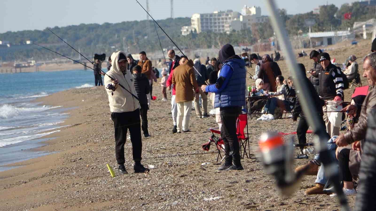 Antalya’da sahile akın eden vatandaşlar güneşin tadını çıkardı