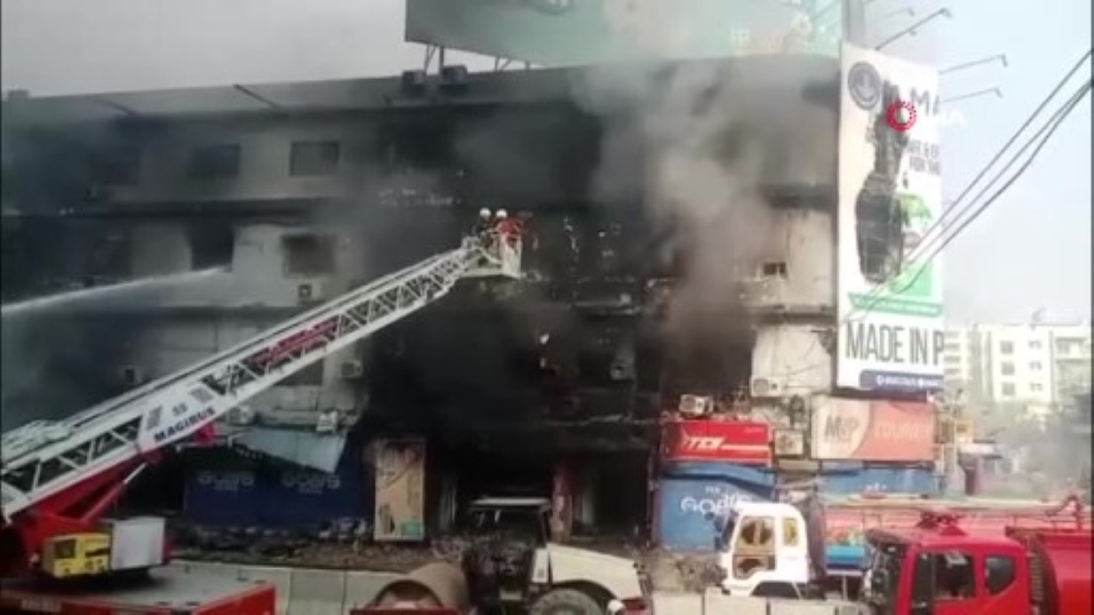 Pakistan'da alışveriş merkezinde yangın: 1'i itfaiye eri 6 ölü