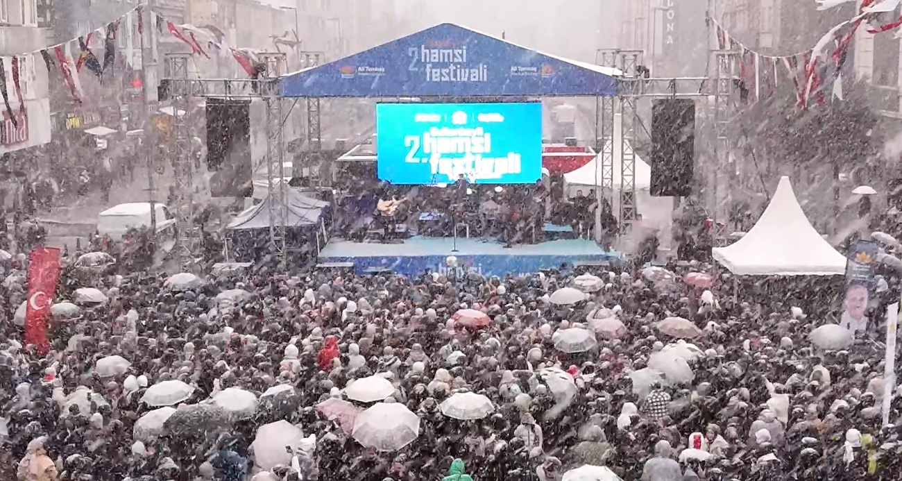 İstanbullular eksi derecede kar altında horon teptiler